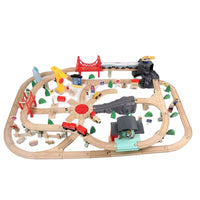 Circuit Train en Bois 130 Pièces AC7556 – Circuit Complet avec Grue, Ponts Rouges, Montagne & Locomotive Électrique – Jouet Éducatif pour Enfants